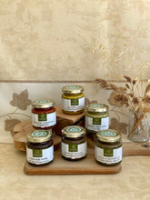 Charger l'image dans la galerie, coffret gourmand, lot tartinables bio, coffret tartinables, coffret tartinables bio, angèle confiserie, tapenade bio, caviar d'aubergine bio, poivron, crème d'artichaut, coffret cadeau, plaisir d'offrir