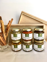 Charger l'image dans la galerie, lot tartinables bio, coffret tartinables, coffret tartinables bio, angèle confiserie, tapenade bio, caviar d'aubergine bio, poivron, crème d'artichaut, coffret cadeau, plaisir d'offrir